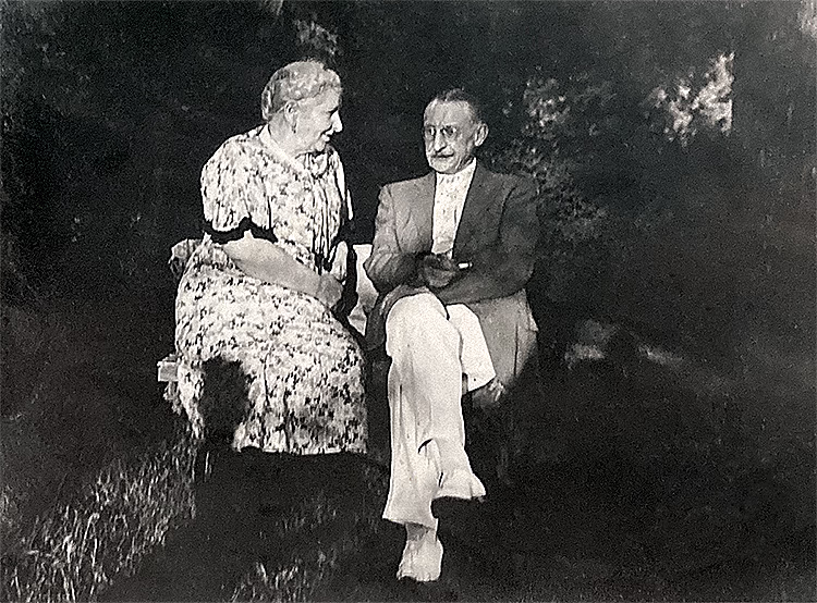 Photo en noir et blanc d'André Castelein et son épouse Blanche de Lalande assis sur un banc, date non précisée.