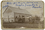 Photo en noir et blanc d'André, sur un cheval, et Blanche, le jour de leurs fiançailles, devant un chalet en rondins. Elle porte l’inscription à l'encre bleue « juillet 1899- jour où j'ai donné une vague de fiançailles à Blanche ».