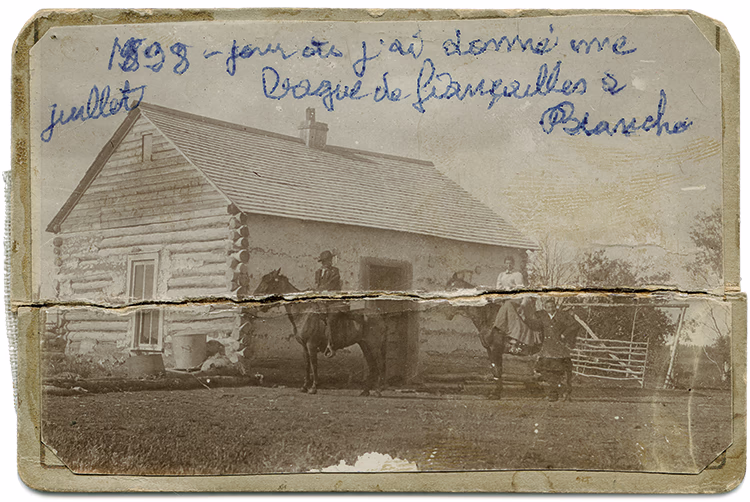 Photo en noir et blanc d'André, sur un cheval, et Blanche, le jour de leurs fiançailles, devant un chalet en rondins. Elle porte l’inscription à l'encre bleue « juillet 1899- jour où j'ai donné une vague de fiançailles à Blanche ».