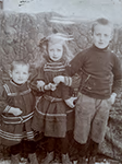 Photo en noir et blanc représentant Jacques, Marie-Antoinette et Marcel Castelein, enfants, en 1907.