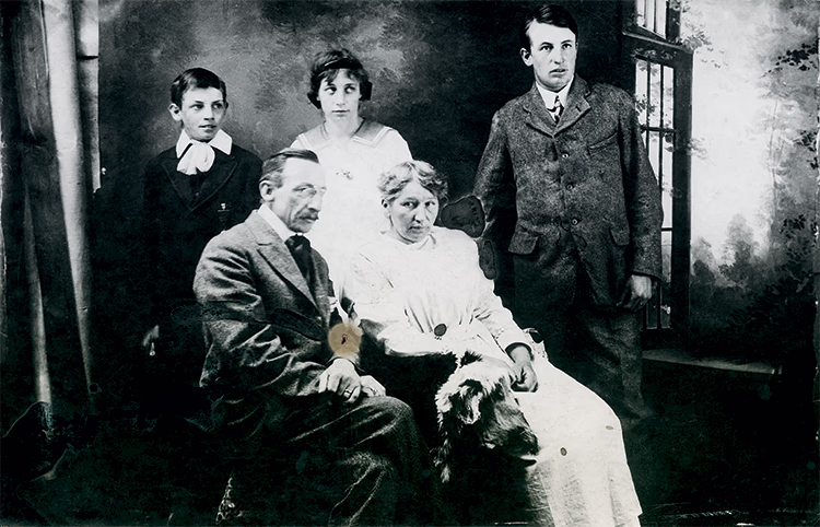 Photo en noir et blanc de la famille Castelein en habits propres.