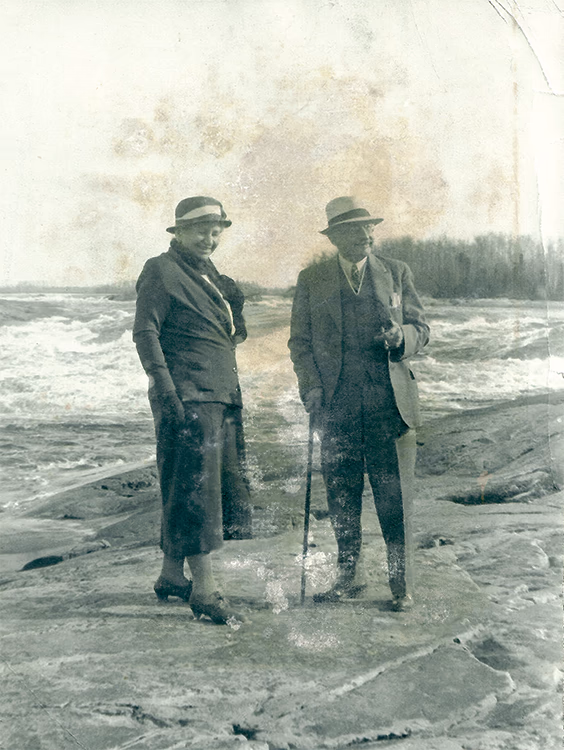 Photo en noir et blanc d’André et Blanche, près d’un cours d’eau, peu de temps avant le décès de Blanche.