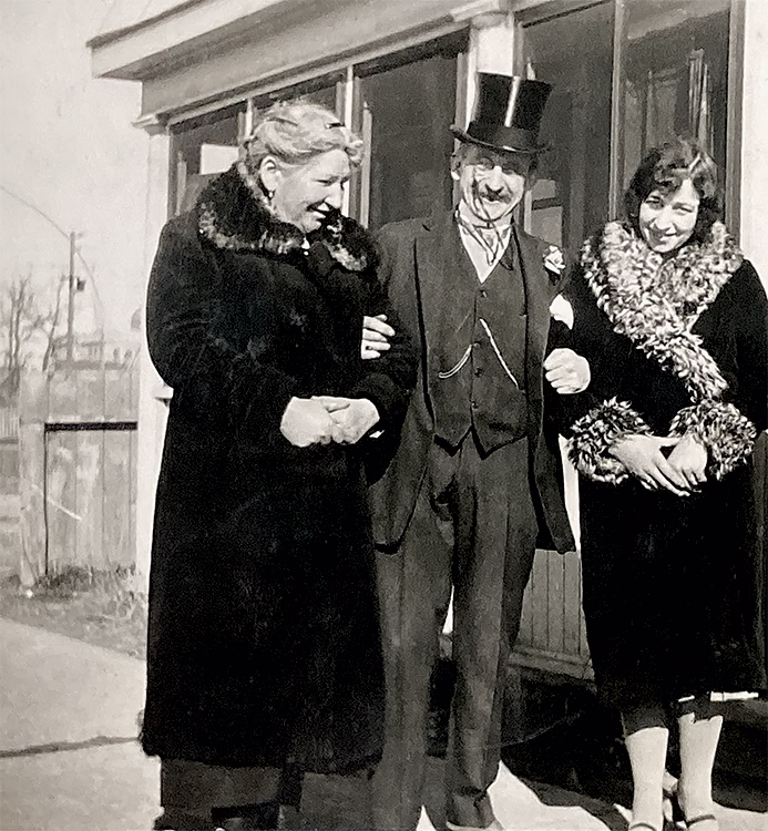 Photo en noir et blanc d’André, Blanche et Marie-Antoinette avant 1950.