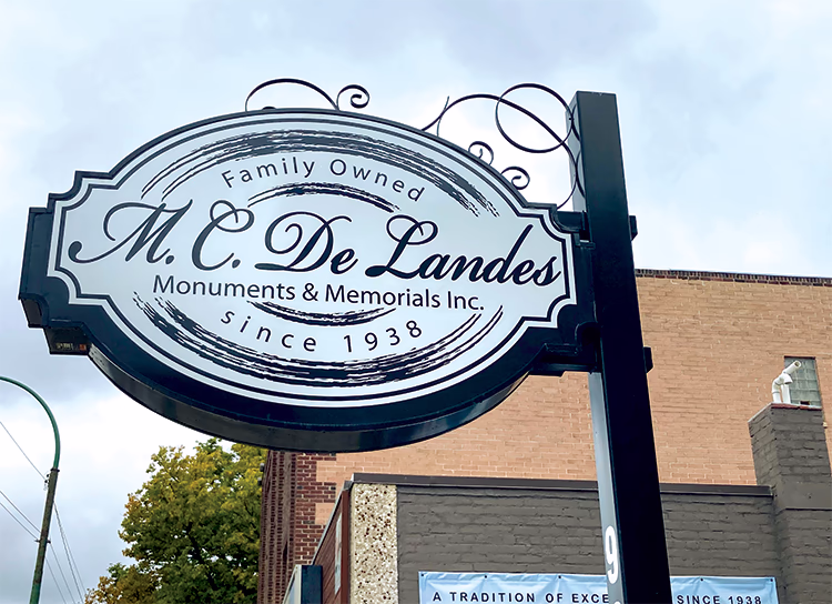 Photo actuelle de l’enseigne de la compagnie de fabrication de pierres tombales M. C. de Landes
