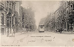 Carte postale représentant une photo en noir et blanc d’une rue d’Etterbeek en Belgique. André y a écrit à la main « J’y ai passé huit ans ».