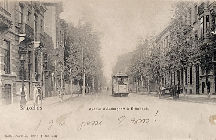 Carte postale représentant une photo en noir et blanc d’une rue d’Etterbeek en Belgique. André y a écrit à la main « J’y ai passé huit ans ».