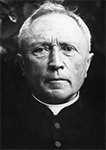 Photo en noir et blanc d'un prêtre, Frère Augustin Leroy, de la Congrégation de Sainte-Croix.