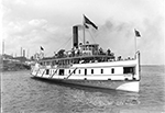Photo en noir et blanc d'un bateau à vapeur nommé « Trois-Rivières » sur le fleuve Saint-Laurent, vers 1910.