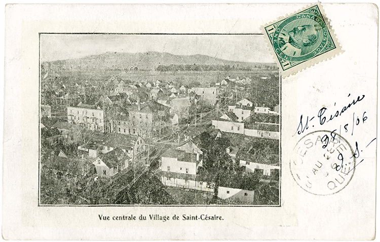 Carte postale représentant le village de Saint-Césaire vers 1905, avec un timbre en coin.