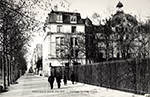 Photo ancienne de personnes marchant dans une rue devant le Collège Sainte-Croix, Neuilly-sur-Seine, 1900.