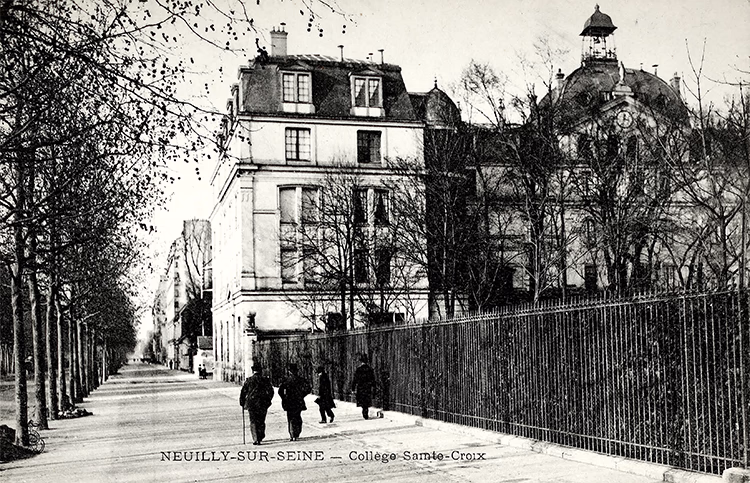 Photo ancienne de personnes marchant dans une rue devant le Collège Sainte-Croix, Neuilly-sur-Seine, 1900.