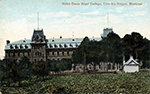Collège Notre-Dame pour garçons, un imposant bâtiment avec un grand clocher, Côte-des-Neiges, Montréal, vers 1910.