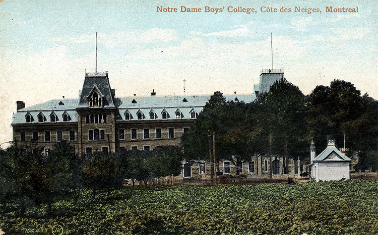 Collège Notre-Dame pour garçons, un imposant bâtiment avec un grand clocher, Côte-des-Neiges, Montréal, vers 1910.