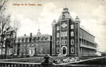 Photographie ancienne du Collège de Saint-Césaire, Québec, vers 1910, représentant un grand édifice.