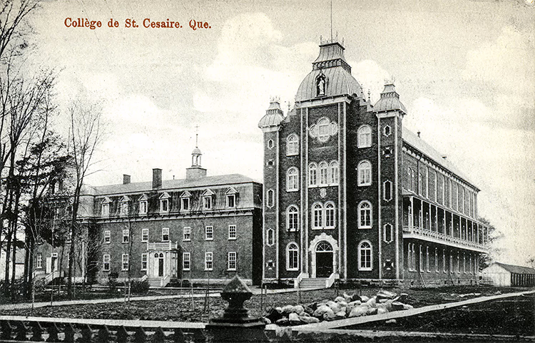 Photographie ancienne du Collège de Saint-Césaire, Québec, vers 1910, représentant un grand édifice.