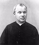 Photo en noir et blanc d'un prêtre, le père Gilbert Français, prise en 1896.