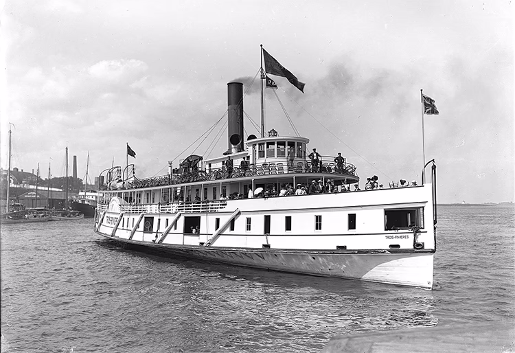 Photo en noir et blanc d'un bateau à vapeur nommé « Trois-Rivières » sur le fleuve Saint-Laurent, vers 1910.