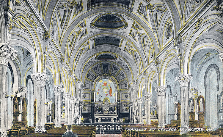 Carte postale représentant une Église avec un plafond voûté et une grande fenêtre en vitrail, Chapelle du Collège de Saint-Césaire, Québec, vers 1910.