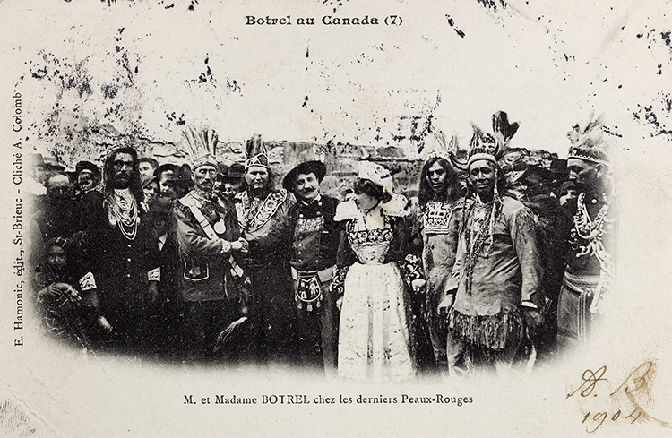 Photo ancienne de Monsieur et Madame Botrel en vêtements traditionnels, entourés de membres des Premières nations en 1903. 