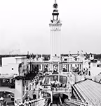Vieille photo d'une tour devant un bâtiment, parc White City de Chicago, vers 1905.