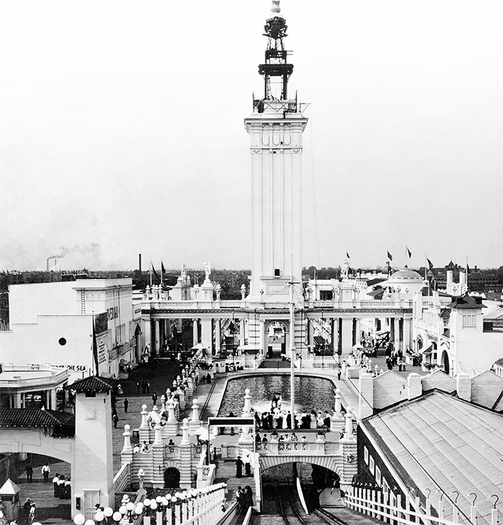 Vieille photo d'une tour devant un bâtiment, parc White City de Chicago, vers 1905.