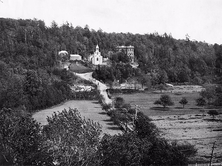 Photo en noir et blanc d'Oratoire Saint-Joseph du Mont-Royal, vers 1911, situé sur la montagne. 