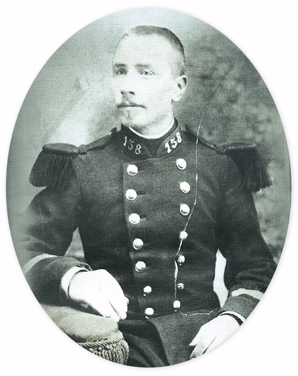 Photo en noir et blanc d’un jeune homme aux cheveux courts portant un veston aux boutons dorés et aux épaulettes à franges.
