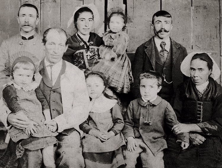 Portrait de famille photographique en noir et blanc représentant cinq adultes et quatre enfants.