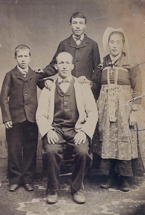 Portrait de famille photographique d’une famille de quatre personnes, trois adolescent.es et leur père.