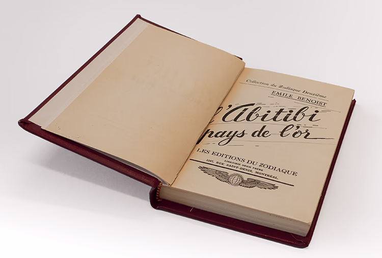 Page de titre d'un livre ouvert, intitulé L’Abitibi, pays de l’or, publié en 1938 par Émile Benoist. 