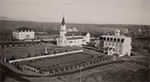 Photo ancienne de l'église, du monastère et de l'école de Notre-Dame-de-Lourdes, trois bâtiments imposants, prise en 1920.