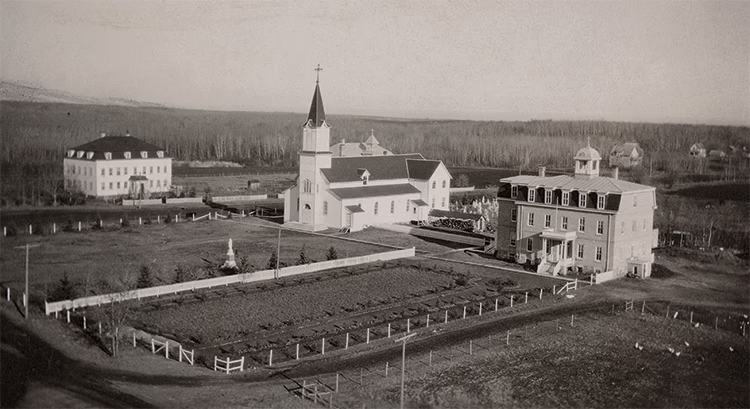 Photo ancienne de l'église, du monastère et de l'école de Notre-Dame-de-Lourdes, trois bâtiments imposants, prise en 1920.