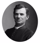 Photo en noir et blanc d'un prêtre, l'abbé Norbert Charles Jutras, curé de Letellier de 1883 à 1929, un homme aux courts cheveux bruns.