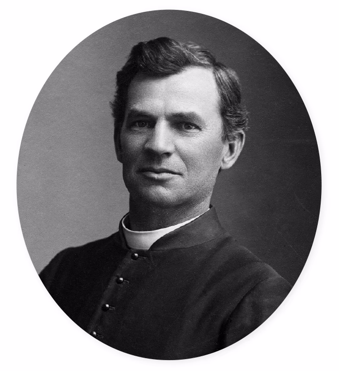 Photo en noir et blanc d'un prêtre, l'abbé Norbert Charles Jutras, curé de Letellier de 1883 à 1929, un homme aux courts cheveux bruns.