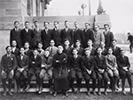 Photo en noir et blanc d’un groupe de jeunes hommes en costumes et cravates, élèves du cours de méthode du Collège de Saint-Boniface vers 1925.