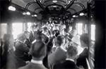 Photo en noir et blanc de passagers dans un train, dans le wagon faisant office de chapelle, Chemin de fer Canadian National Railway, vers 1930.