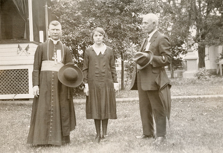 Photo ancienne de Mgr Arthur Béliveau, Simone Landry et Jules Dorion dans arrière-cour, prise en 1927.