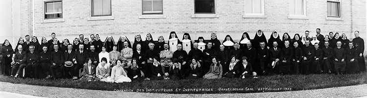 Un groupe d’instituteurs et d’institutrices, laïques et religieux.ses, posant pour une photo lors de la première convention des enseignants francophones à Gravelbourg en 1927.
