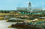 Bâtiment du parlement à Regina, Saskatchewan, avec des jardins en avant-plan, vers 1927.