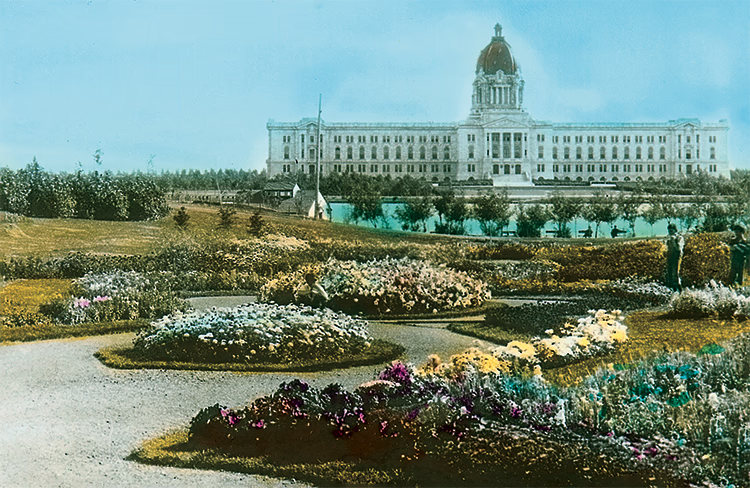 Bâtiment du parlement à Regina, Saskatchewan, avec des jardins en avant-plan, vers 1927.
