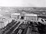 Photo en noir et blanc d'une gare à Winnipeg en 1920, montrant l'architecture et l'activité ferroviaire de l'époque.