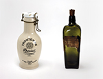 Une bouteille de whiskey blanc datant d’entre 1890 et 1900 et une bouteille de bière Frontenac Special datant d’entre 1913 et 1926