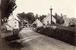Photo ancienne du chemin Royal à Beauport vers 1885, montrant des maisons et des arbres, avec le monument à la Tempérance.