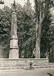 Monument de tempérance de 1843 à Sainte-Anne-de-Bellevue, avec une borne fontaine devant, photographié en 1923.