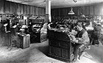Hommes et femmes travaillant dans un bureau de Montréal en 1903